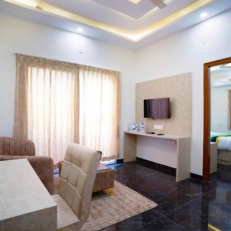 Treebo Galaxy Kings Suites, Hebbal Bangalore Esterno foto