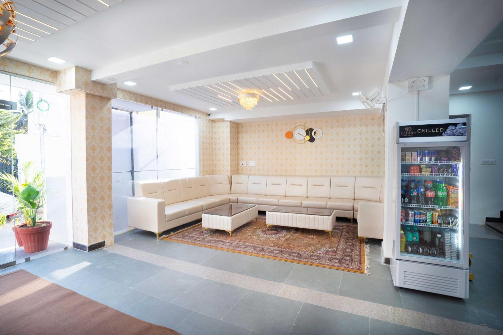 Treebo Galaxy Kings Suites, Hebbal Bangalore Esterno foto