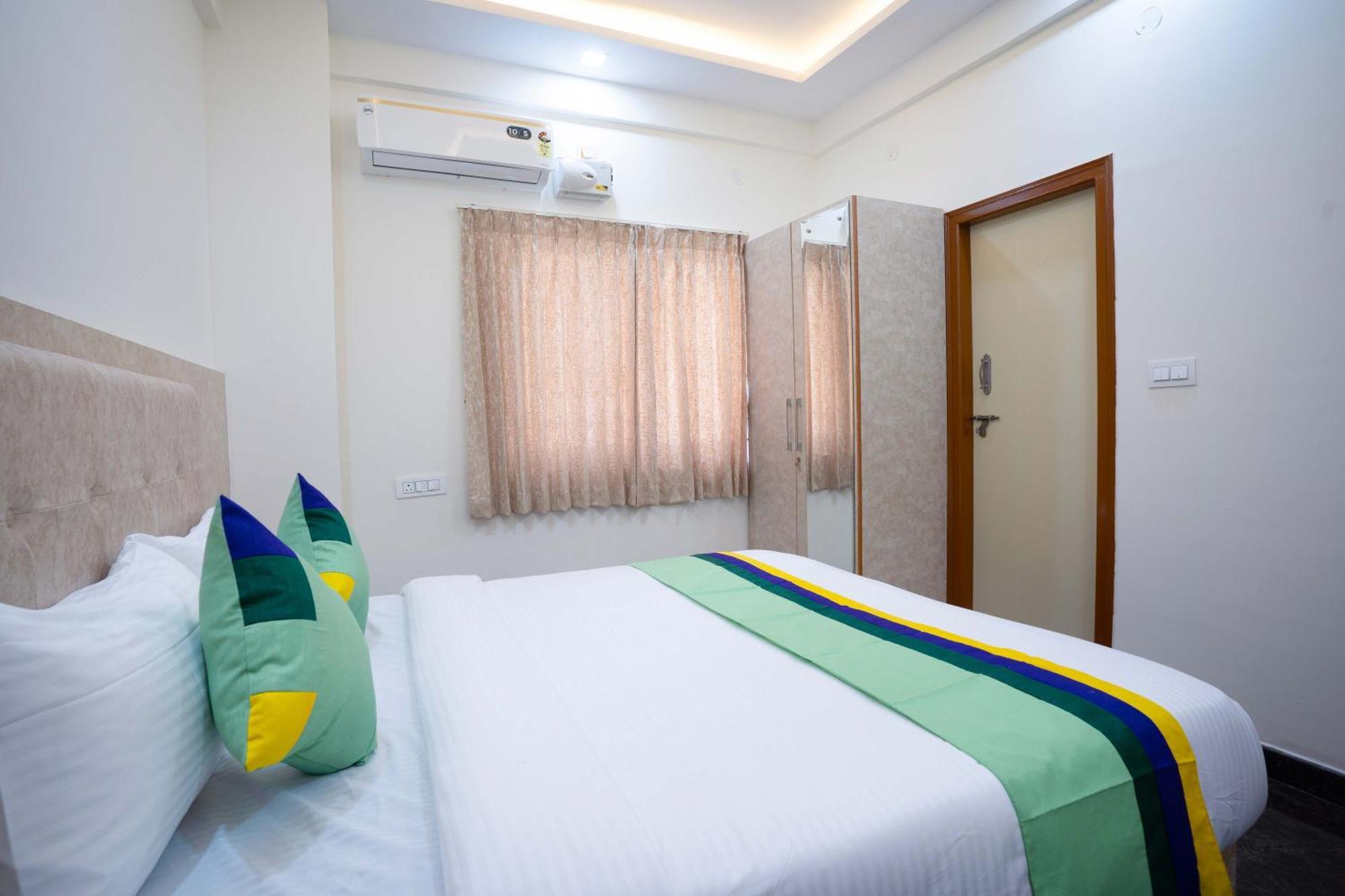 Treebo Galaxy Kings Suites, Hebbal Bangalore Esterno foto