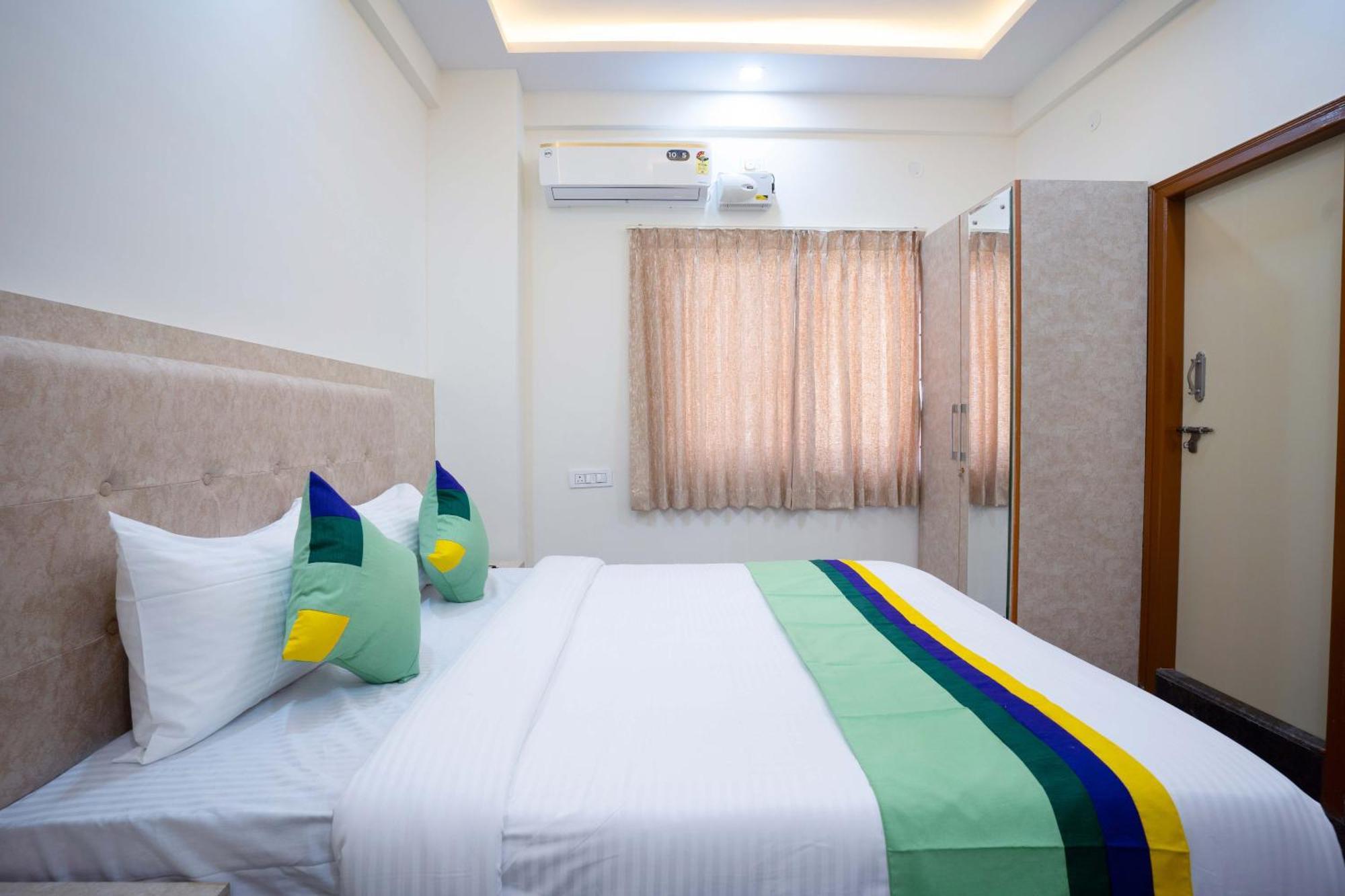 Treebo Galaxy Kings Suites, Hebbal Bangalore Esterno foto