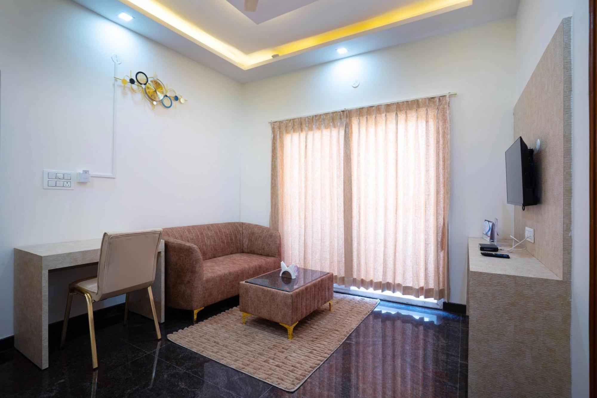 Treebo Galaxy Kings Suites, Hebbal Bangalore Esterno foto