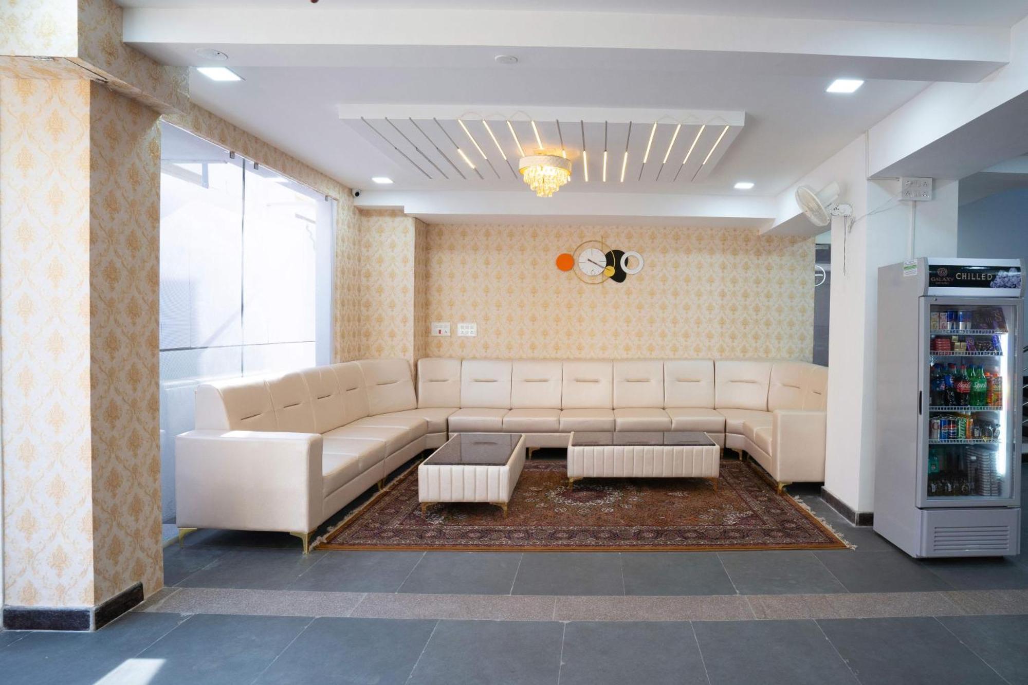 Treebo Galaxy Kings Suites, Hebbal Bangalore Esterno foto